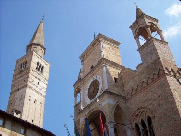 Pordenone Palazzo comunale e campanile del Duomo di San Marco
